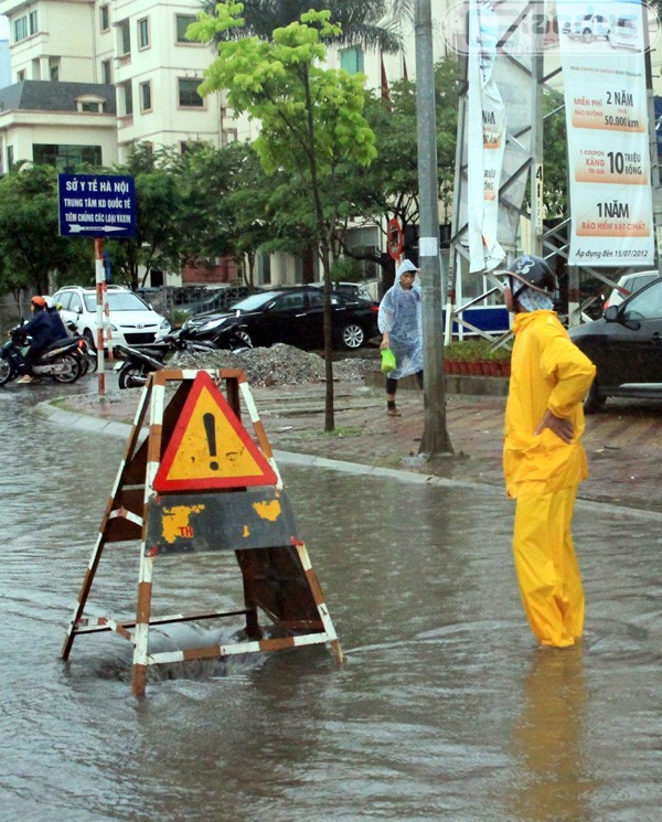 Lực lượng hỗ trợ thoát nước nhanh đã xuất hiện nhưng tình hình không cải thiện nhanh do lượng nước mưa quá lớn.